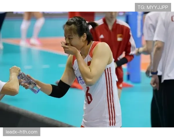 龚翔宇路边吃粉，身旁那只名牌包像在嘲笑我